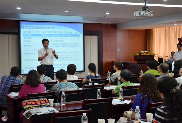 业务人员向客户介绍项目情况(1).JPG